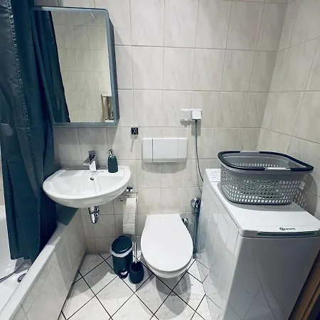 Charmante 2 Raumwohnung Mit Balkon, Kueche & Waschmaschine Apartment