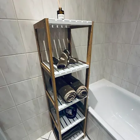 Charmante 2 Raumwohnung Mit Balkon, Kueche & Waschmaschine