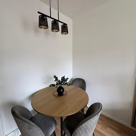 Charmante 2 Raumwohnung Mit Balkon, Kueche & Waschmaschine Apartment