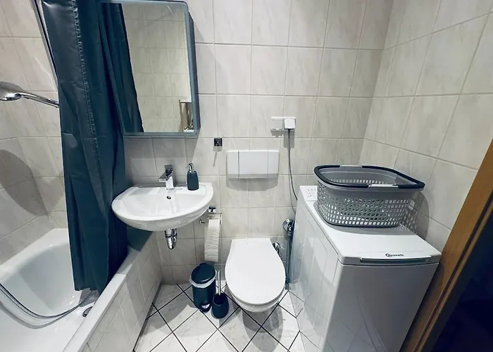 Charmante 2 Raumwohnung Mit Balkon, Kueche & Waschmaschine Apartment