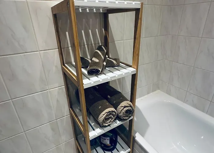 Charmante 2 Raumwohnung Mit Balkon, Kueche & Waschmaschine